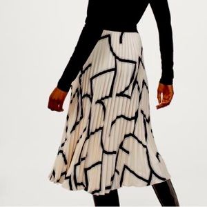 Stunning Cream Abstract Pleated Skirt